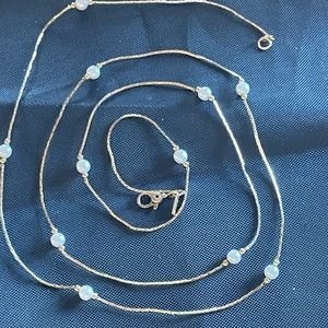 Monet Vintage Gold-tone and pearl necklace. looks new. 30” Signed